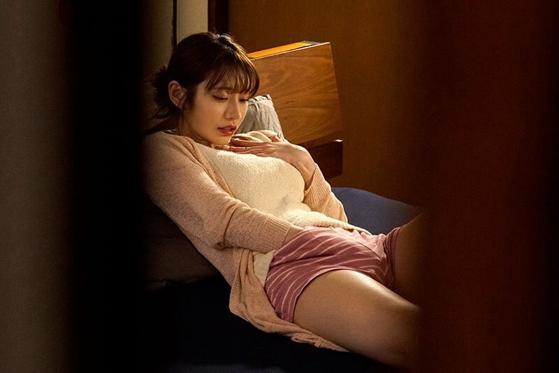 Bố chồng giúp đỡ con dâu thỏa mãn khi thấy thủ dâm lúc nữa đêm