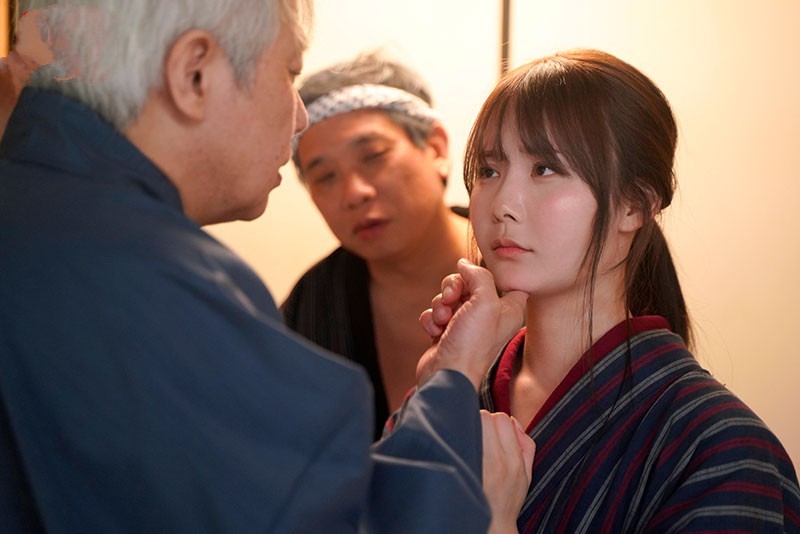 Cô gái làng quê xinh đẹp bị những lão già trong làng đưa làm nô lệ tình dục