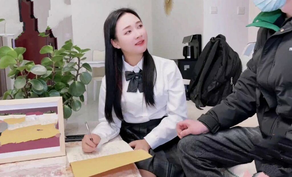 Gạ địt em gái xinh đẹp trong đồ học sinh dâm đãng