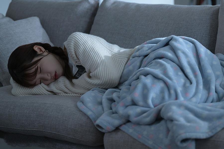 Thấy em gái ngủ say, anh trai giả vờ sờ soạng rồi cưỡng hiếp